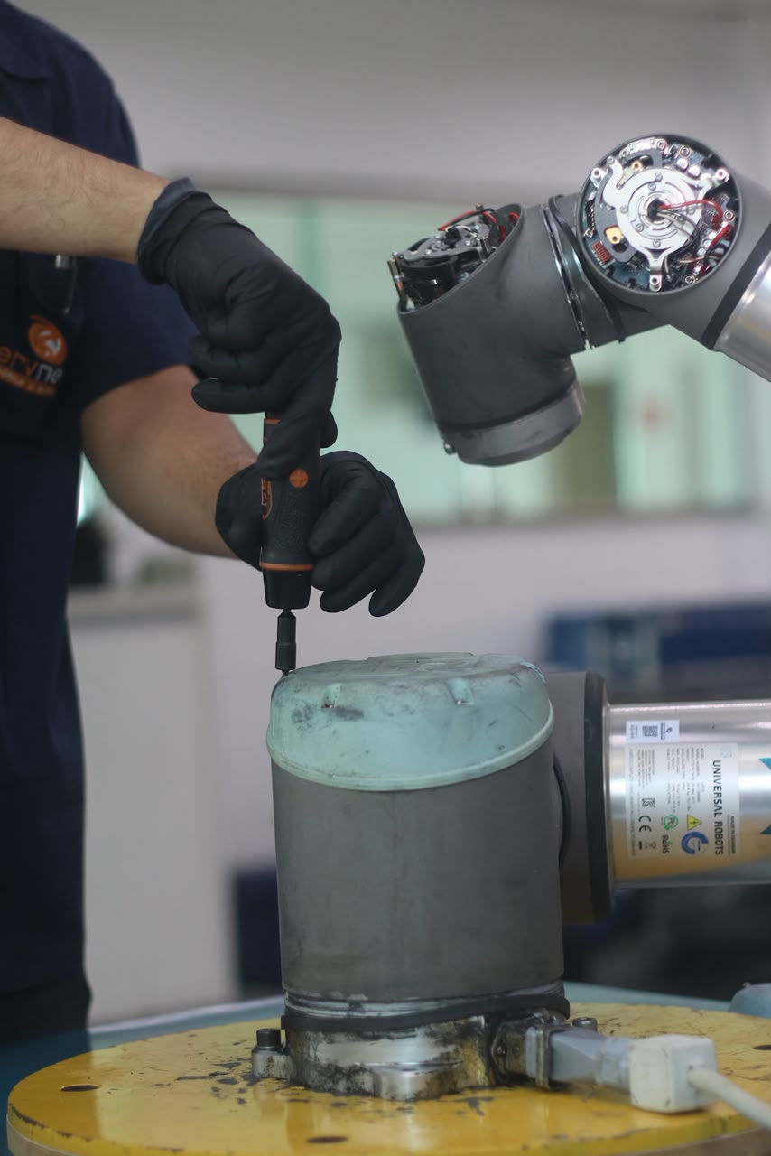 Técnico Servnews inspecionando placa de controle em manutenção preventiva