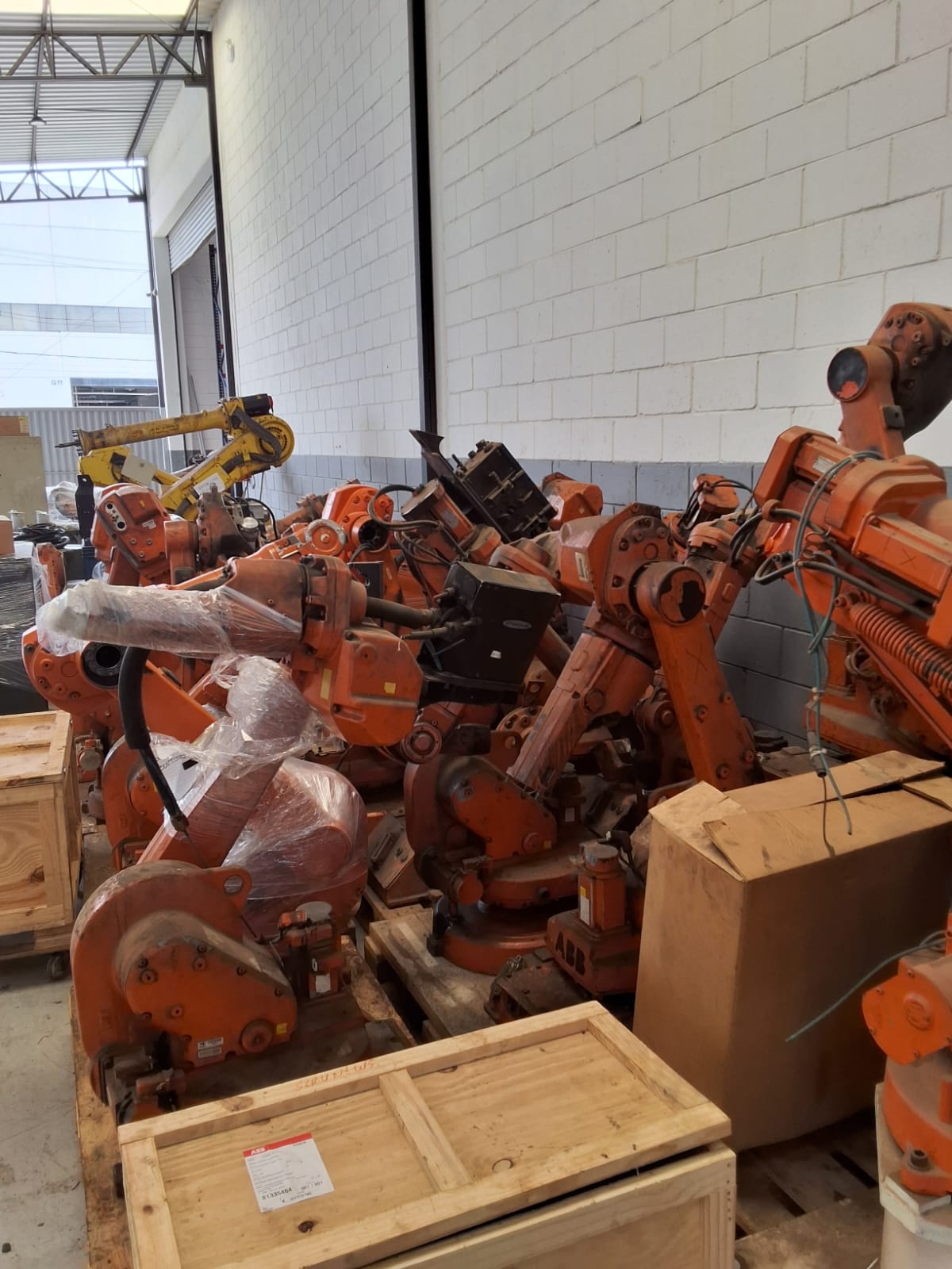 Técnico Servnews realizando reparo em junta de robô industrial